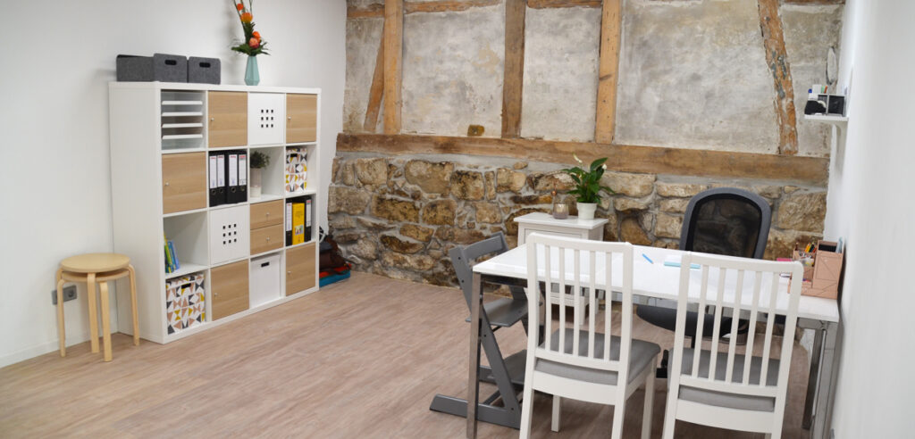 Therapieraum mit Tisch und Stühlen Sophia Jung, Selbstredend, Praxis für Logopädie Nürtingen