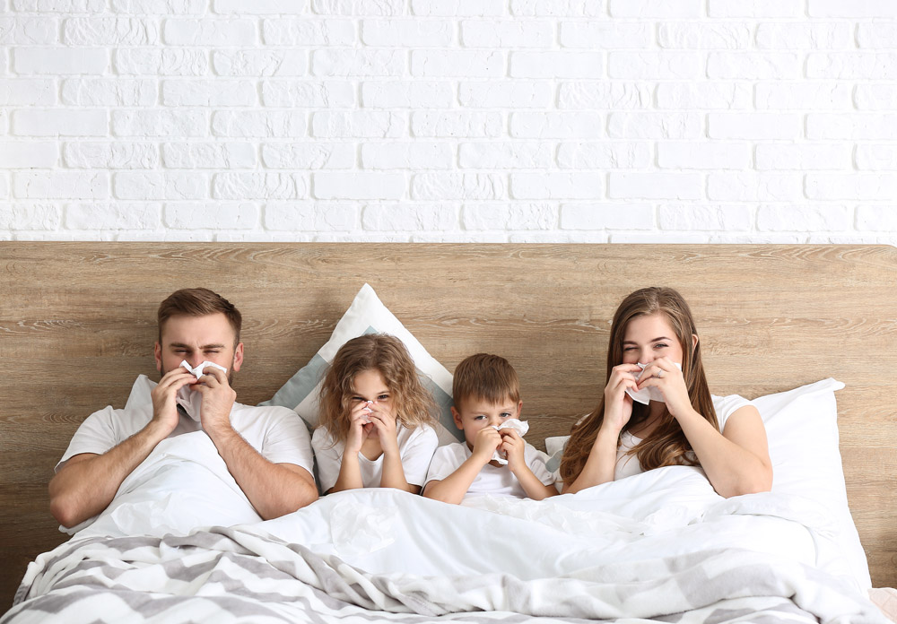 Familie im Bett mit Erkältungssymptomen Nase putzen krank Logopädie Praxis Selbstredend Nürtingen