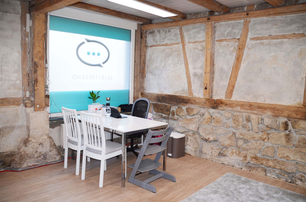 Therapieraum Tisch mit Stühlen und Hochstuhl Selbstredend, Praxis für Logopädie Nürtingen