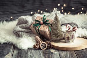 Weihnachten geschenk mit Decke und kelinem Bäumchen Gemütlichkeit Weihnachtsferien